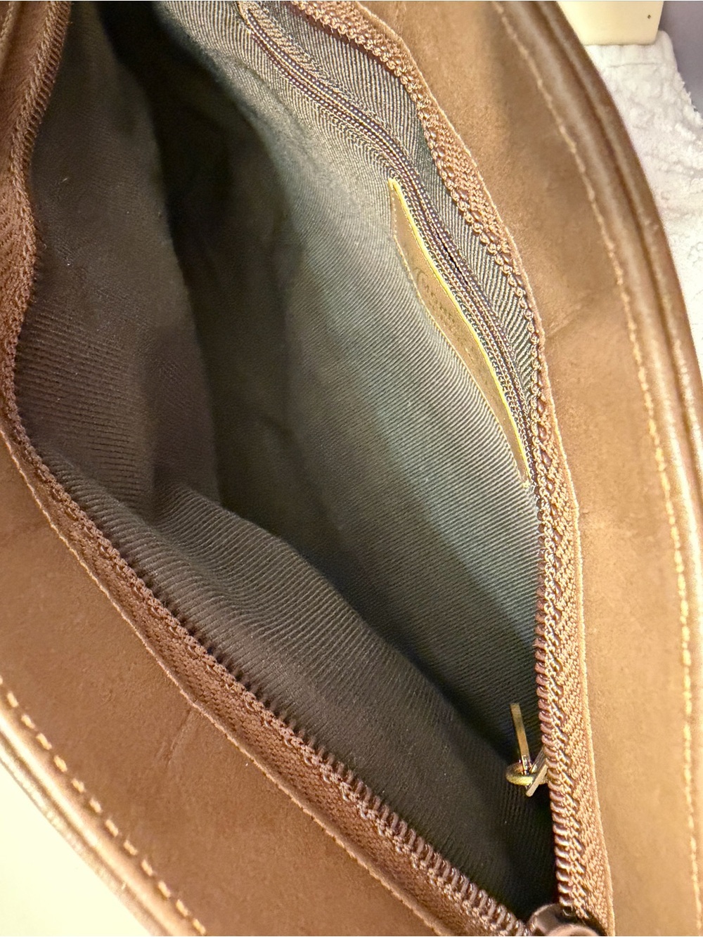 Vintage Morris Moskowitz brown leather handbag a gold-tone charm - Picture 7 of 10